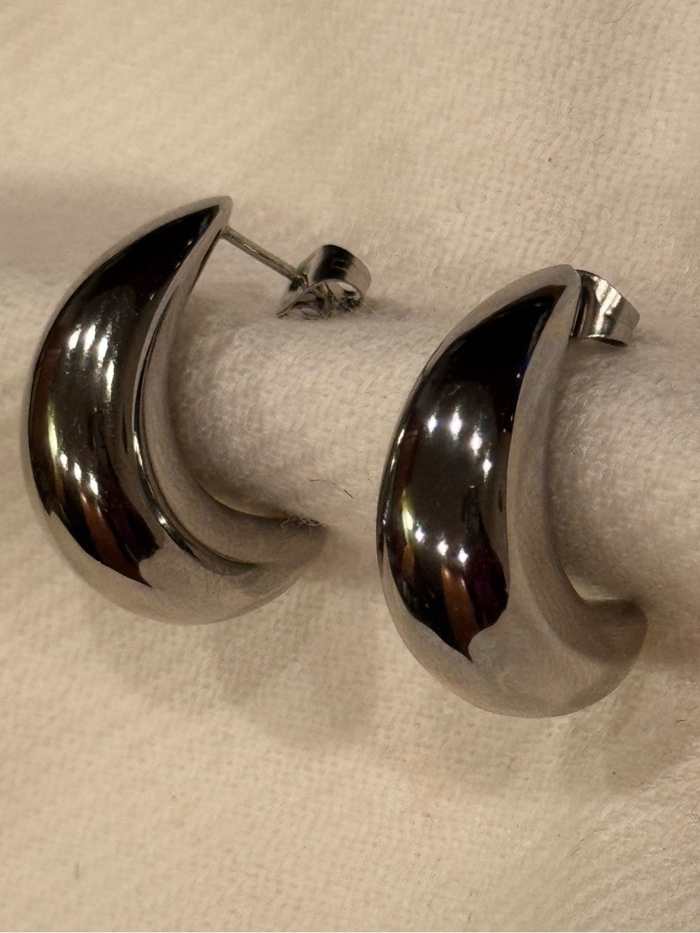 NWOT Chunky Curved Teardrop Stainless Steel Pierced Earrings/Shiny/Silver/1-Inch